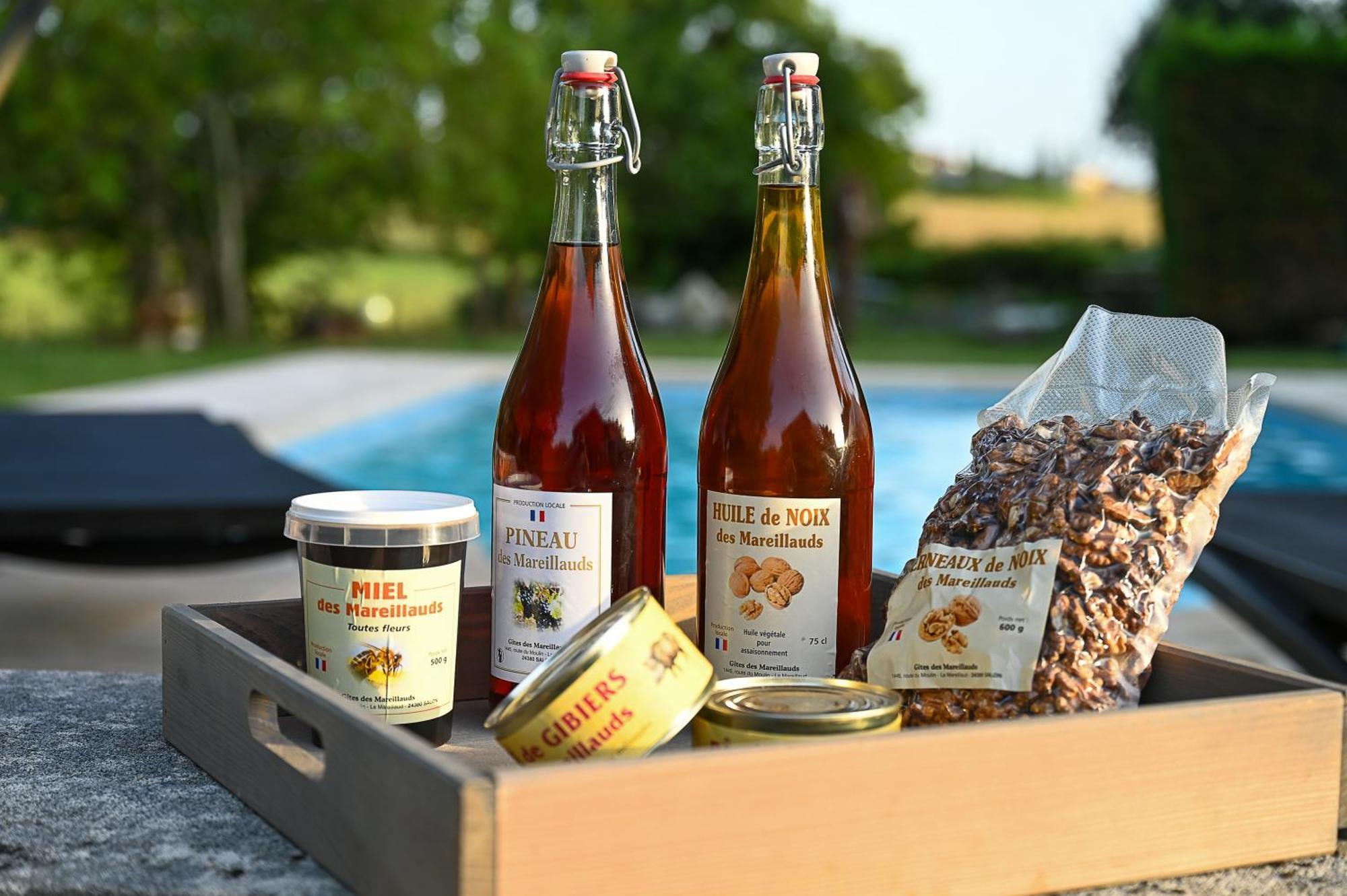 Gite Les Mareillauds - Piscine Salon Exteriör bild